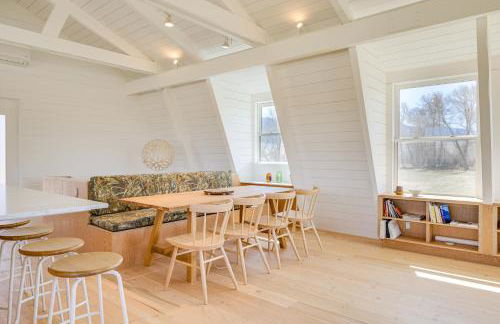 Riverfront Montana Retreat - Deck, Fire Pit and Pond - Foto 6