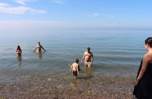 Lakefront Pine Cottage Hot Tub & Fire Pit - Foto 25