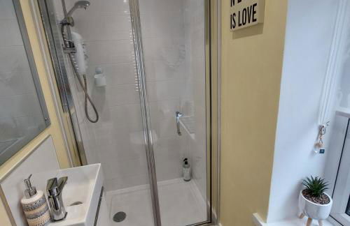 The Snug - Cosy Retreat for Two - Photo 14