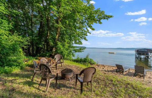 Sandy Beach Family Getaway with Fire Pit and Deck! - Foto 37