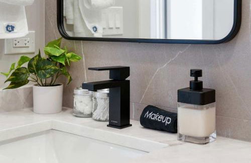 Modern Condo by Med District with Parking & Laundry - Foto 37