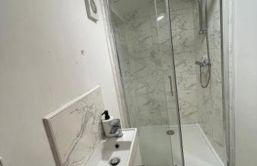 Neath, South Wales Getaway - 4 Bedroom Home -7 Guests - Free Parking - Foto 13