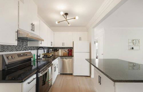 Mountain View 2BR 1 Bath Retreat with Private Lanai - Photo 30