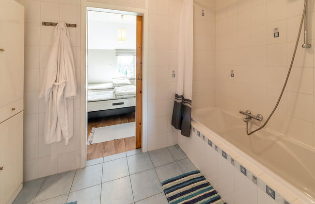 Detached House with Sauna & Hot Tub near Ski Resort & Nature Park - Photo 25