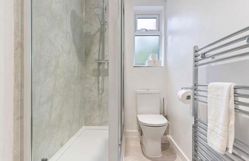 Modern 4 Bed house Ideal for Groups, Contractors near City Airport & O2 Arena, free parking & Wifi included - Foto 24