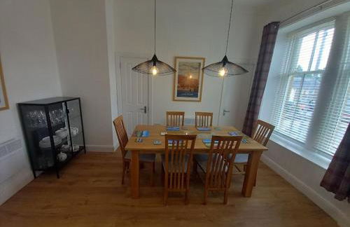 Stunning Village Centre Holiday Home - Photo 11