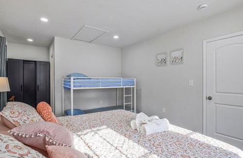 Cozy 4BR Retreat - Private backyard, Gazebo & Grill - Foto 10