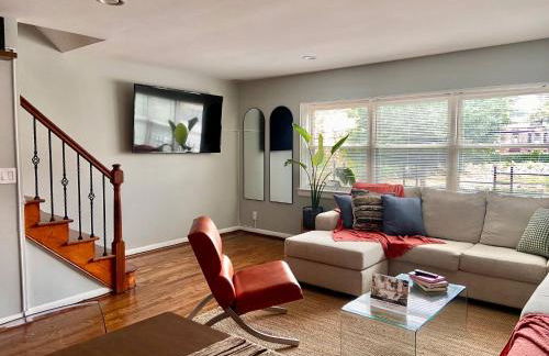 Easy PATH&Bus access- NYC| designer home + Deck. - Photo 61