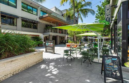 Breathtaking Direct Bay Views 2 bedroom condo with parking - Foto 34