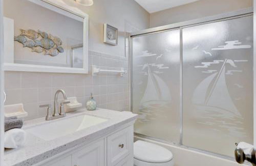 Eagle's Way with Firepit Heated Pool and Sunroom Near BEACH - Foto 16