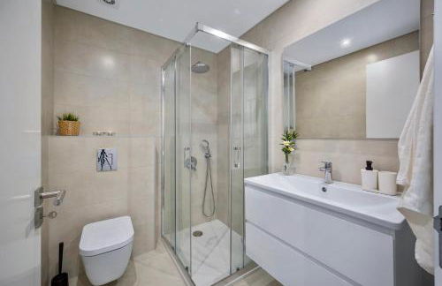 Bright Modern Beachside Apartment with Pool & Seaview - Foto 31