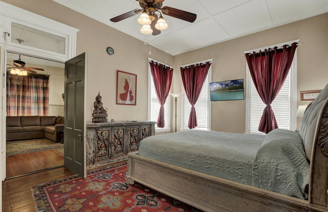 Beautiful and Unique Home With Fireplace and Pool! - Photo 11