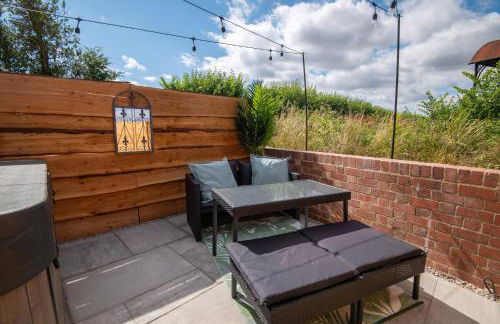 Apple Tree Cottage - Cosy 2 Bed with Deluxe HOT TUB & Log Burner - Photo 25