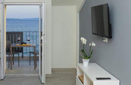 Seaside Luxury Suites - Photo 66