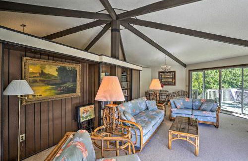 Woodsy Willow Creek Getaway with Pool and Deck! - Foto 4