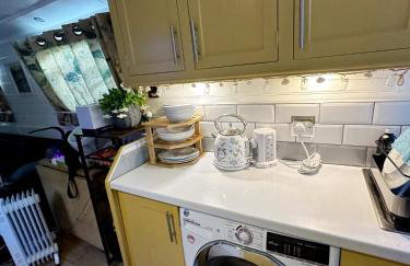 BrightOwl Waterside Narrowboat Cottage Experience - Foto 23