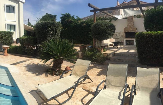 Stunning 4-bed Villa in Lagonisi Kalivia Thorikou - Photo 31