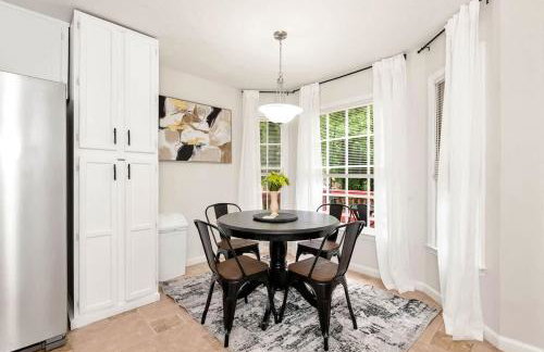 4BR Cozy Family Retreat Near Mall of GA, Near Lake Lanier - Sleeps 10 - Foto 5