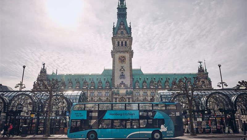 O ônibus em frente à Prefeitura de Hamburgo