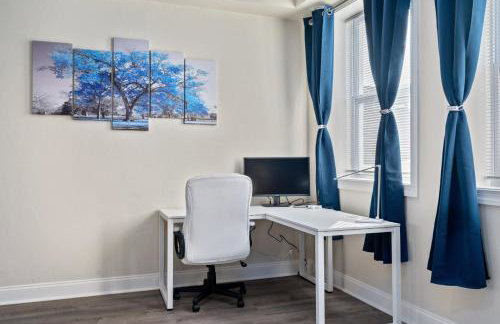 Upscale King Bed Suite with Full Workspace and Free Parking - Foto 13