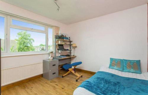 Spacious 5 Bedroom 11 Guest Family House in Horsham - Photo 18