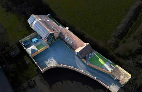 The Oaks Barn - A Countryside Luxury Rural Escape with Hot tub & Fire Pit! Tranquil Group Retreat - Sleeps 8, Pet Friendly & Off road Parking - By Blue Puffin Stays - Photo 53