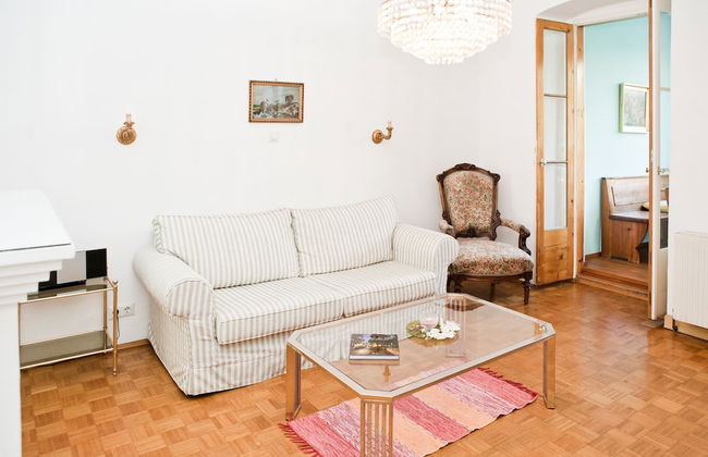 Marthas Veranda Apartment - Photo 8