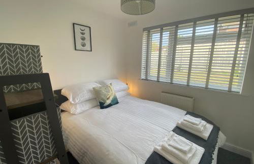 Bay - Brambles Chine, Colwell Bay - 5 star WiFi - Short walk to The Hut and beach - 1 night stays available - Ferry offers - Photo 9