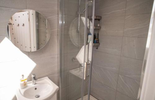 Orchid Lodge - Two Bed Generous Flat - Parking, Netflix, WIFI - Close to Blenheim Palace & Oxford - F4 - Photo 38