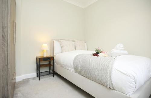 Is Y Coed Place By N And N Stays Ltd, Spacious 5 bed house in Wenvoe Cardiff, With Free Private Parking, Garden and WIFI - Photo 36
