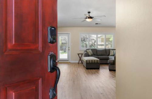 Relaxing 4BR 2BA Sleeps 8 Family Friendly - Photo 1