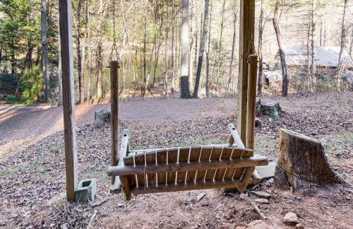 Newly Refreshed! Suches Cabin with Deck, Fire Pit - Foto 25