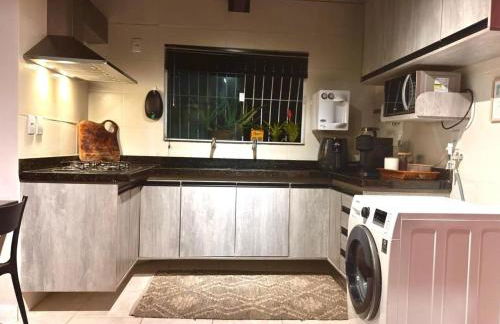 Descubra a Casa Felicidade em Belém! Climatizada, com sala ampla, 2 quartos, mezanino e Wi-Fi veloz. Localização central perto de atrações e gastronomia. Viva a Amazônia com conforto exclusivo. Reserve já sua experiência inesquecível! - Photo 25