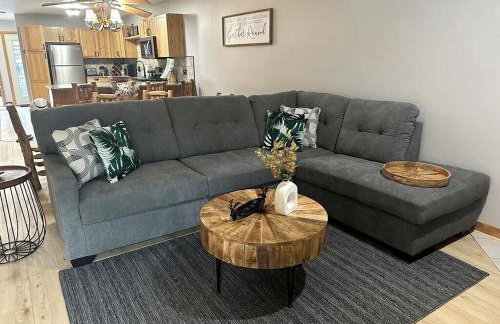 Spacious Luxury Villa Retreat with Jetted Tub, Fireplaces, Balconies, and Smart TV in North Utica, Illinois - Foto 5