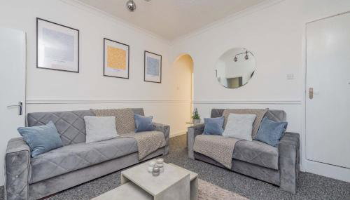 Central Townhouse Wolverhampton - Sleeps 8 - Ideal for Contractors & Families - Foto 2