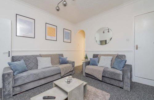 Central Townhouse Wolverhampton - Sleeps 8 - Ideal for Contractors & Families - Foto 2