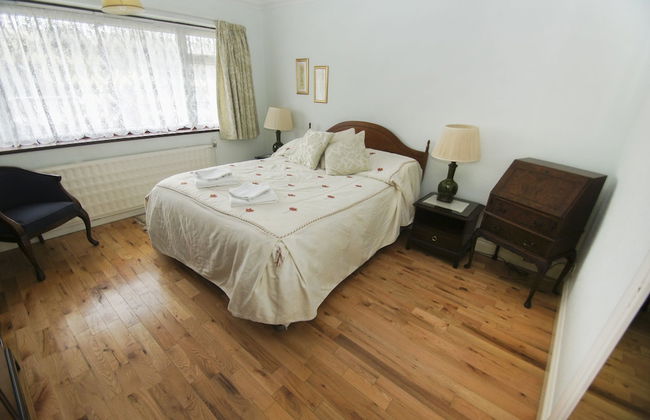 Dean Court Bungalow Parking by Brighton Holiday Lets - Photo 3