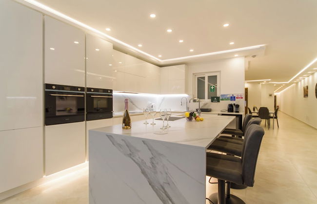 A Spacious & Modern Apart by the sea - Photo 10