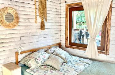 Urocza chatka w lesie nad wodą - Foto 11