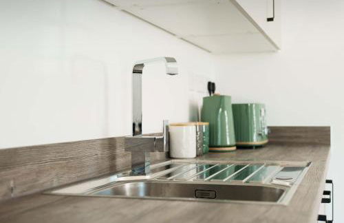 Large 4BR House Leeds, Contractor Friendly - Photo 15