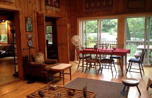 Charming Cabin with Serene Lake Views for a Family Getaway near Pittsfield, Massachusetts - Foto 18