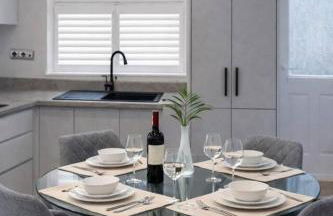 Spacious 3BR Home in Spalding | Parking for Vans - Foto 11