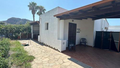 Villa by the Vulcano - 70mq plus large garden and patio - Foto 2