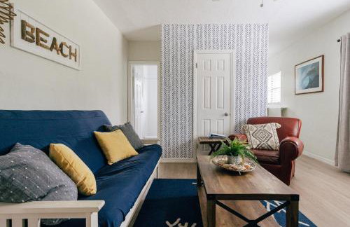 One bedroom private apartment two blocks to Beach! - Photo 3