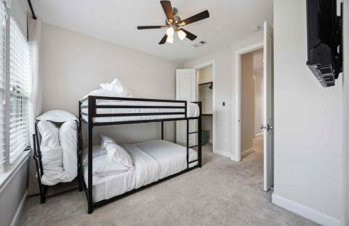 Resort vibe with Pool and Hot tub Downtown skyline views - Photo 7