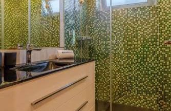 Modern Flat with Workspace in Foz by HostWise - Foto 13