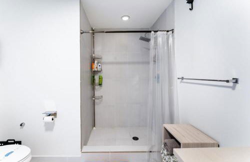 1BR Miami Retreat with BBQ, Pool, & Skyline Views - Foto 19