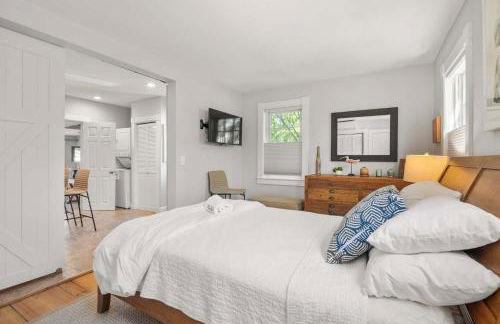 Charming Getaway 1 Block from Beach - Foto 13