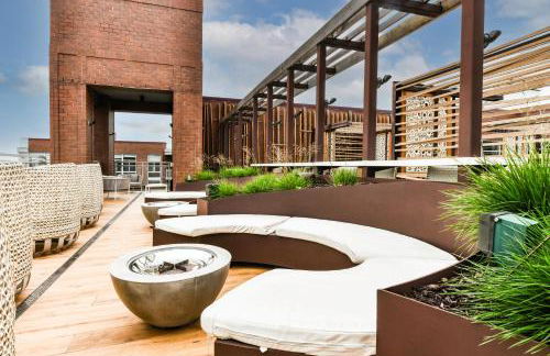 Posh 2BR Retreat Gym, Prkng and Scenic Rooftop - Photo 46