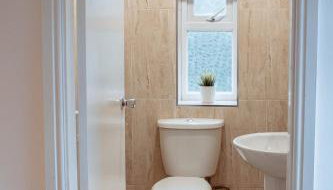 Spacious & Modern 8-Bed Home - Sleeps 13 - Parking - Foto 5